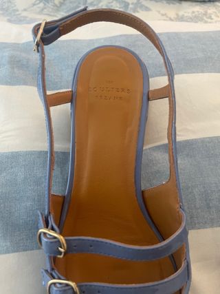 Zapatos charol azul de la marca francesa Sézane