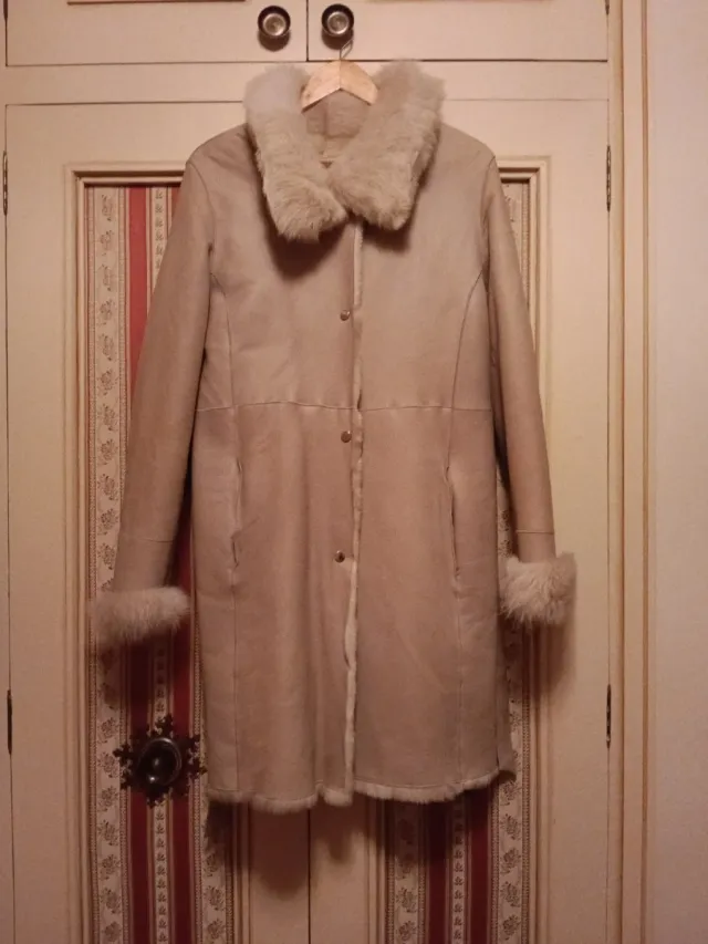 Abrigo beige de piel con cuello y puños de pelo