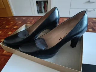 Zapatos de piel de tacón Unisa negros