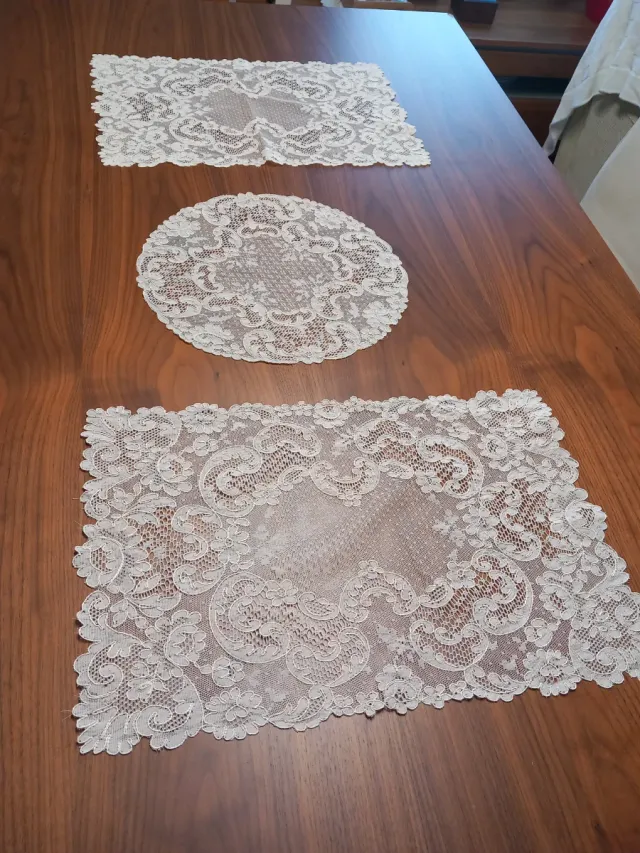5 Manteles/Tapetes de encaje Alison.