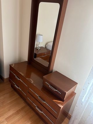 Cómoda y 2 mesitas de noche