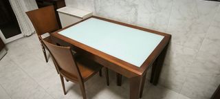 Mesa de cocina con 2 sillas y 2 banquetas