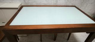 Mesa de cocina con 2 sillas y 2 banquetas