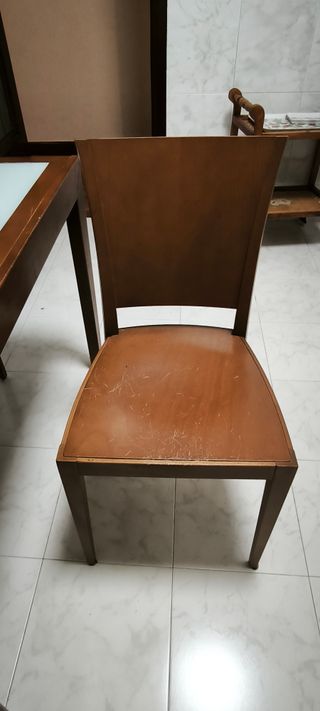 Mesa de cocina con 2 sillas y 2 banquetas
