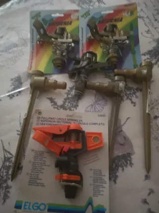 Aspersor metálico, pincho metálico y plástico