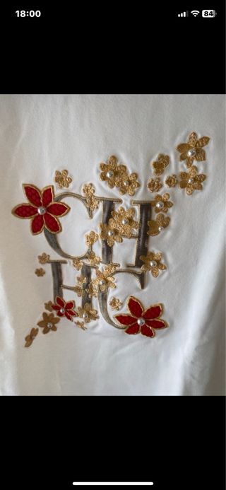 Camiseta CH Bordada Flores Doradas y Rojas