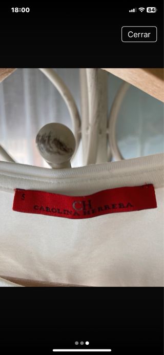 Camiseta CH Bordada Flores Doradas y Rojas