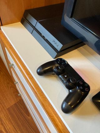 PS4 1TB + 2 mandos + 20 juegos.