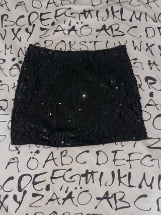 Falda corta negra con lentejuelas.