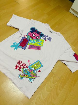 Camiseta Bershka Estampado Dragón y Dibujo