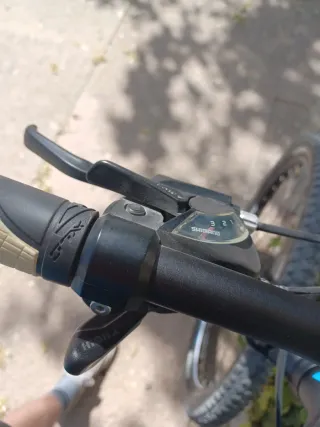 Bicicleta de montaña, color azul y negro