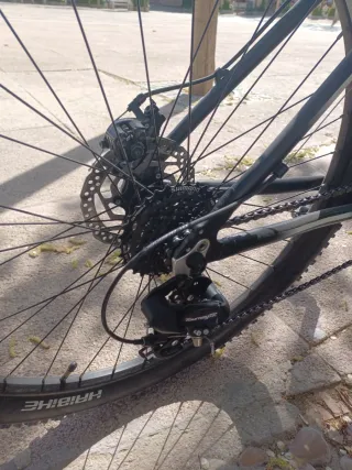 Bicicleta de montaña, color azul y negro