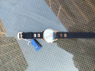 Reloj Skyline Negro y Dorado Nuevo