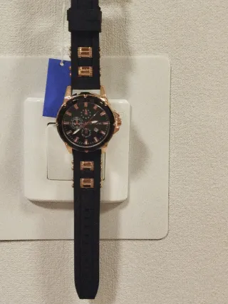 Reloj Skyline Negro y Dorado Nuevo