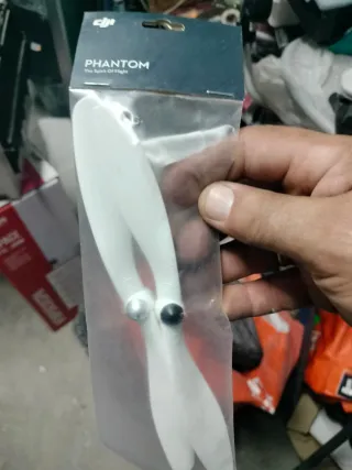 Eliche per droni bianche e argentate DJI
Batteria nuova