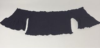 Blusa negra con mangas acampanadas