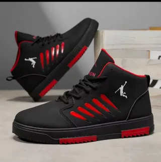 Zapatillas deportivas negras y rojas