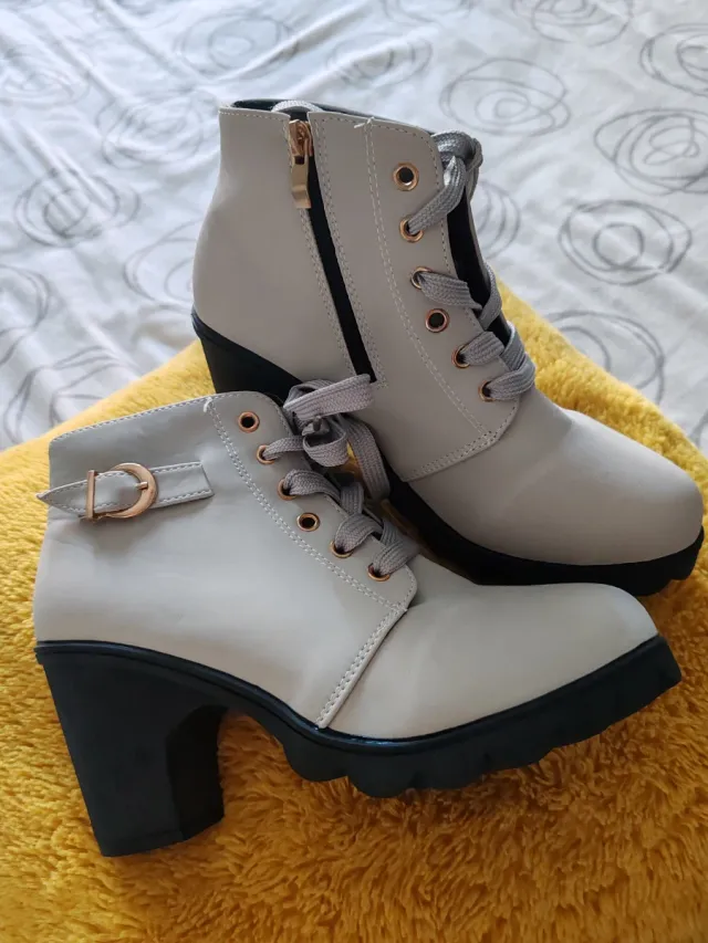 Botines grises con cordones y cremallera