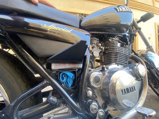 Tapadera lateral batería Yamaha SR 250