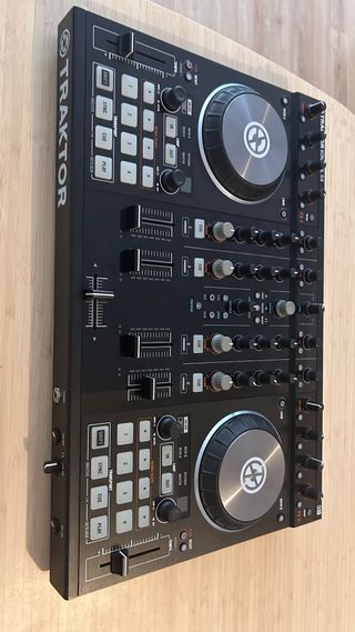 Controlador DJ Native Instruments Traktor S4 MKII