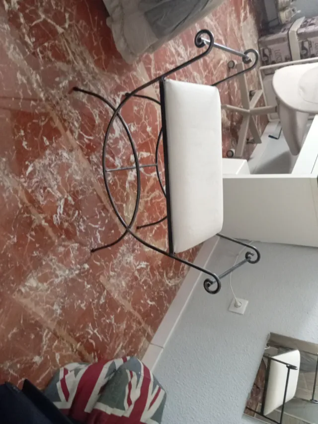 Diván de forja blanco y negro