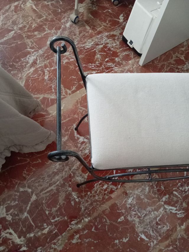 Diván de forja blanco y negro