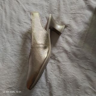 Zapatos Pitillos dorados destalonados T.35