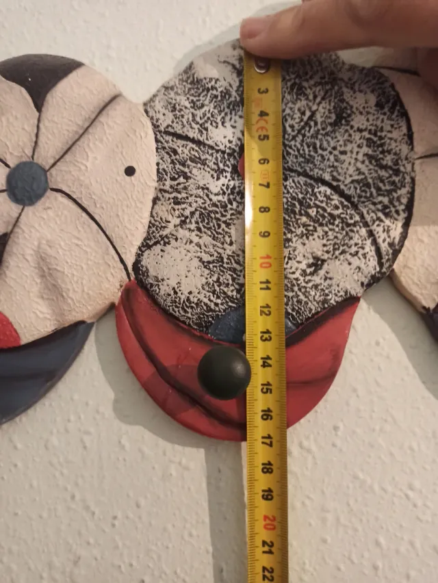 Percha de pared con diseño de gorras