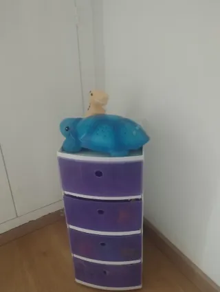 Comodino per bambini viola e blu.