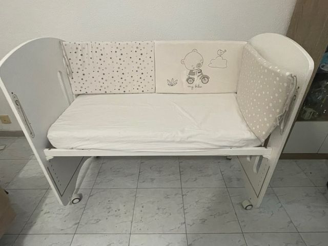Cuna de bebé blanca con protector