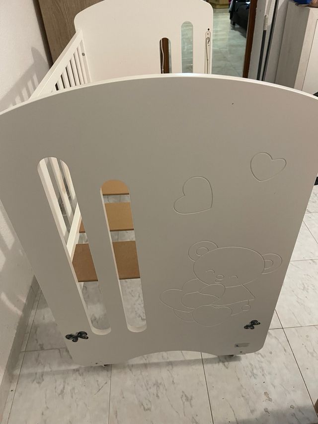 Cuna de bebé blanca con protector