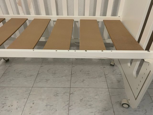 Cuna de bebé blanca con protector