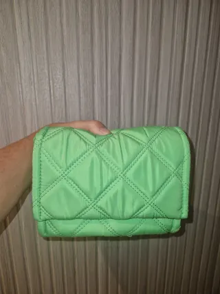 Bolso acolchado verde Stradivarius