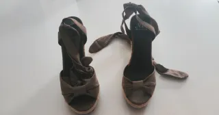 Sandalias Cuña Marrón con Lazo