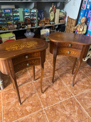 Coppia di tavoli in legno intarsiato