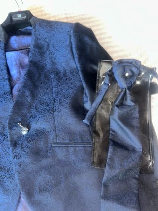 Traje de hombre azul con corbata