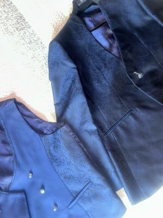 Traje de hombre azul con corbata