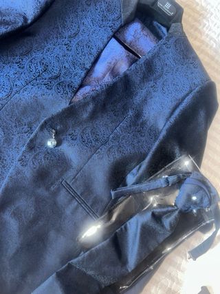 Traje de hombre azul con corbata