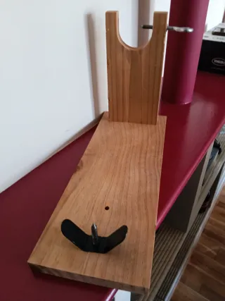 Jamonero de madera con soporte metálico