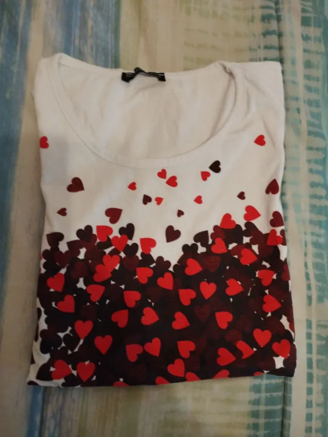 Camiseta mujer corazones rojos y blancos
