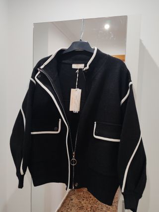 Chaqueta negra mujer con ribete blanco
