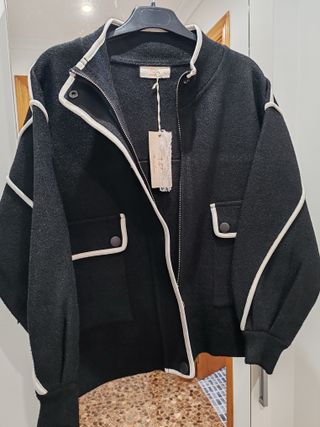 Chaqueta negra mujer con ribete blanco
