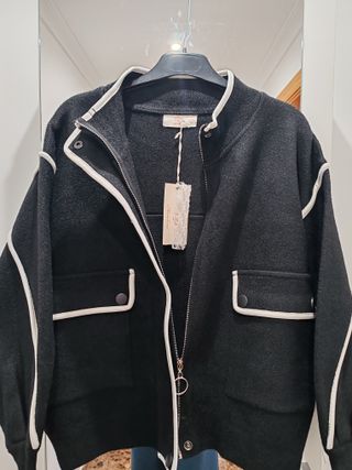 Chaqueta negra mujer con ribete blanco
