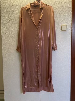 Vestido camisero satinado Zara color champán rosad