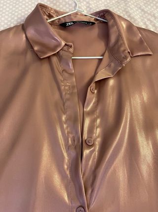 Vestido camisero satinado Zara color champán rosad