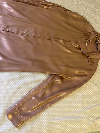 Vestido camisero satinado Zara color champán rosad