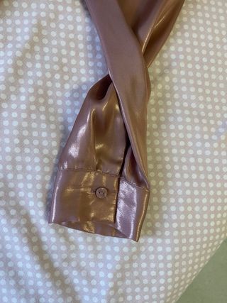 Vestido camisero satinado Zara color champán rosad