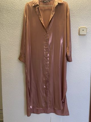 Vestido camisero satinado Zara color champán rosad