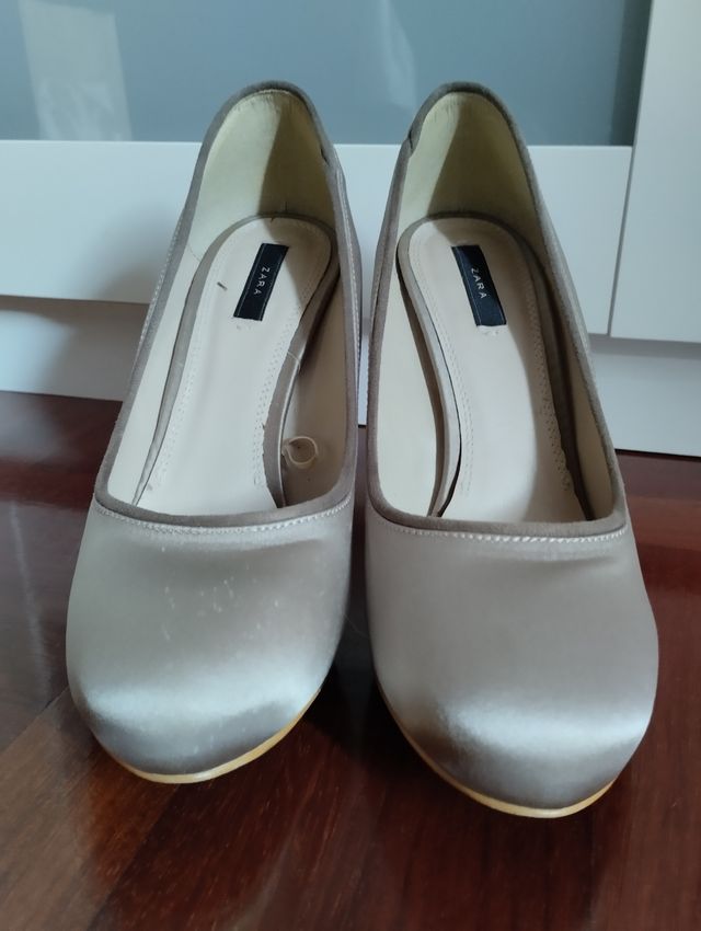 Salones de satén beige