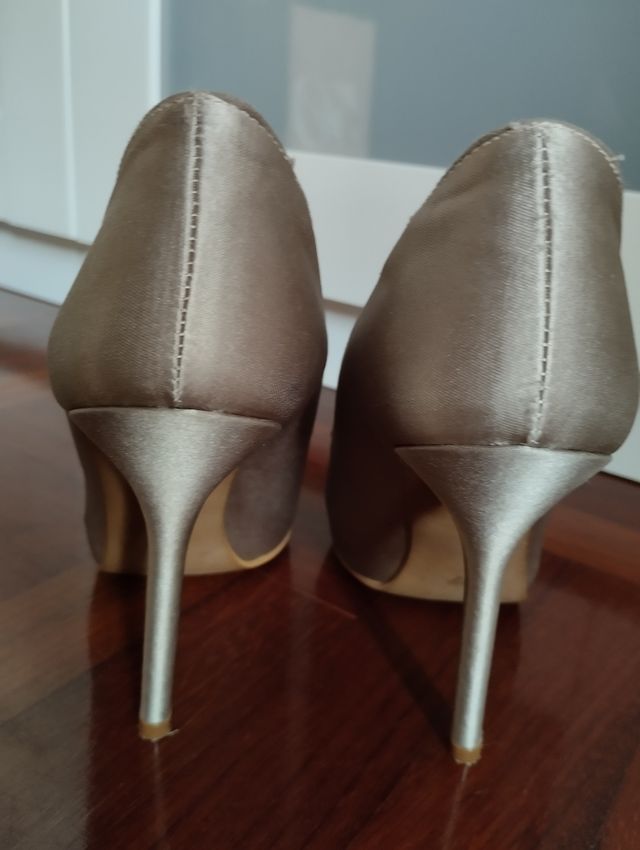 Salones de satén beige